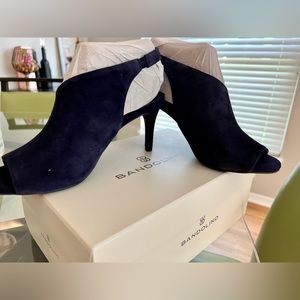 Bandolino Dark Blue suede shoe new, never worn.